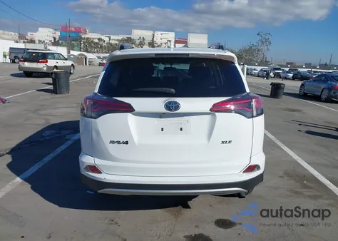 2016 Toyota Rav4 Xle z USA, uszkodzony, nr VIN JTMWFREV7GD089571